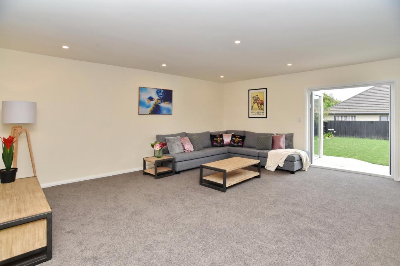 Weston Villa - Spacious & Family Friendly - Bookahome Christchurch Bagian luar foto