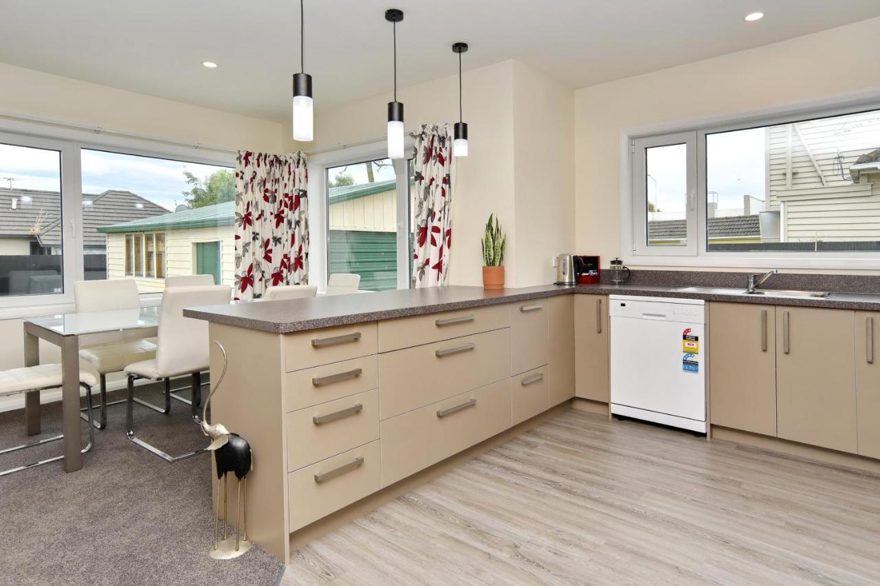 Weston Villa - Spacious & Family Friendly - Bookahome Christchurch Bagian luar foto