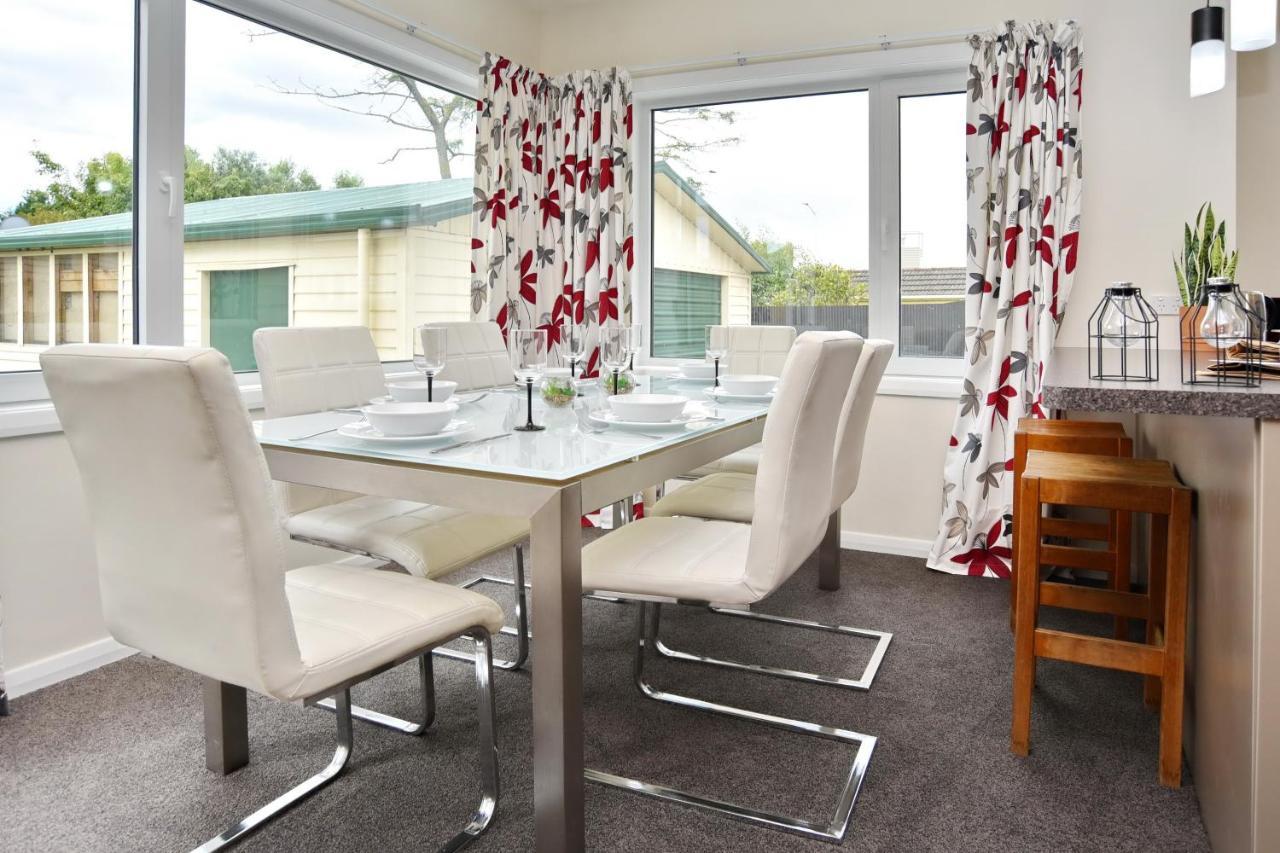 Weston Villa - Spacious & Family Friendly - Bookahome Christchurch Bagian luar foto